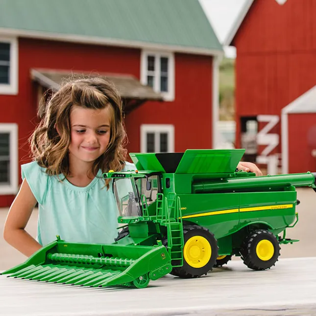 Fat Brain Toy 1/16 Big Farm John Deere S690 Combine with Corn and Daper Head Clearance